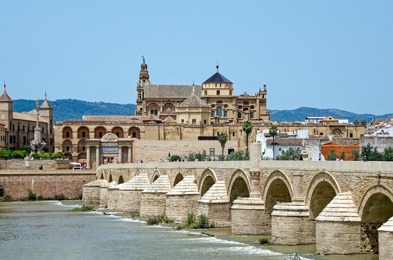 Vistas panorámicas del puente romano, Mezquita y Alcázares de Córdoba
