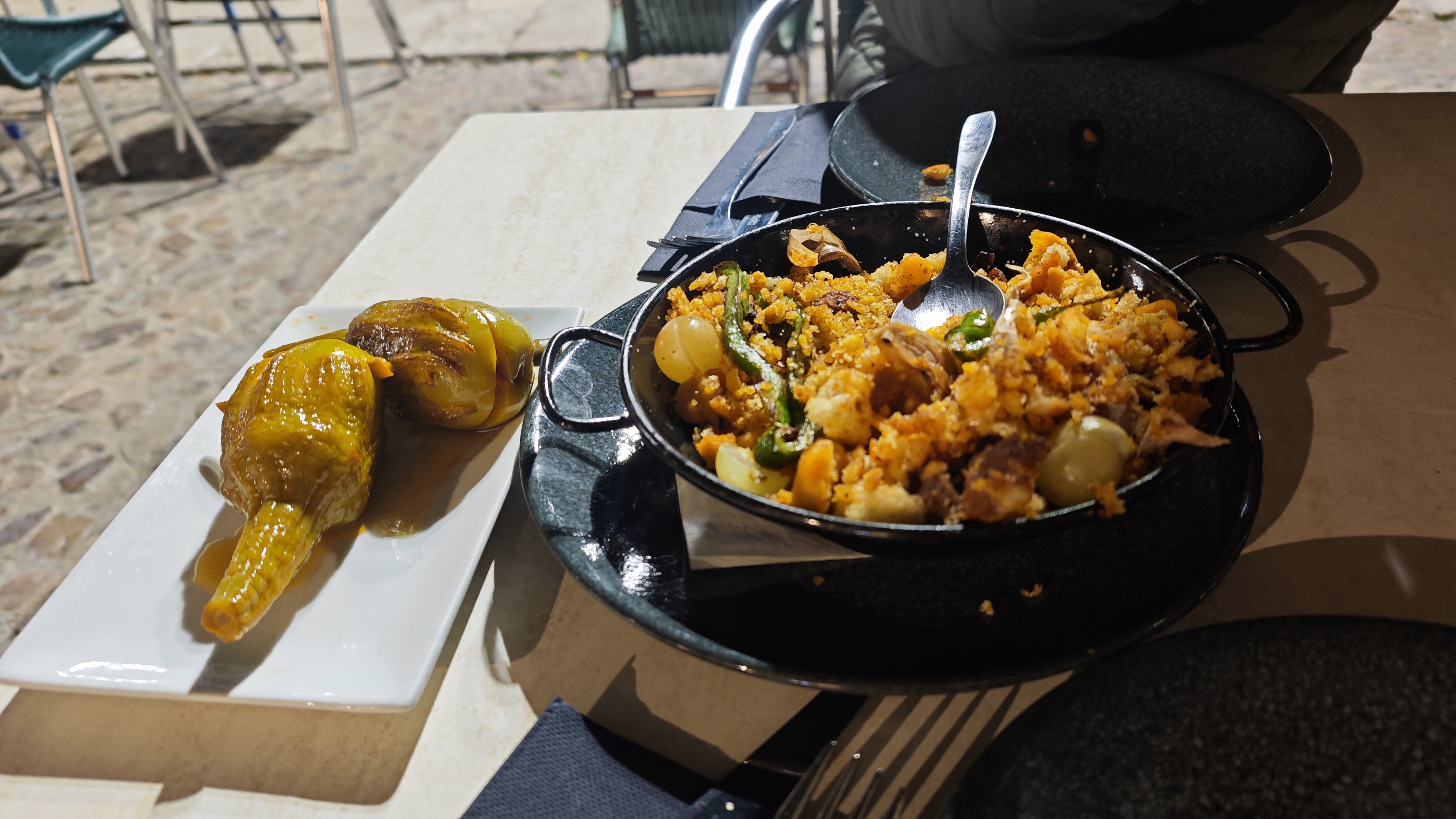 Berenjenas encurtidas y migas, en la Plaza Mayor de Almagro
