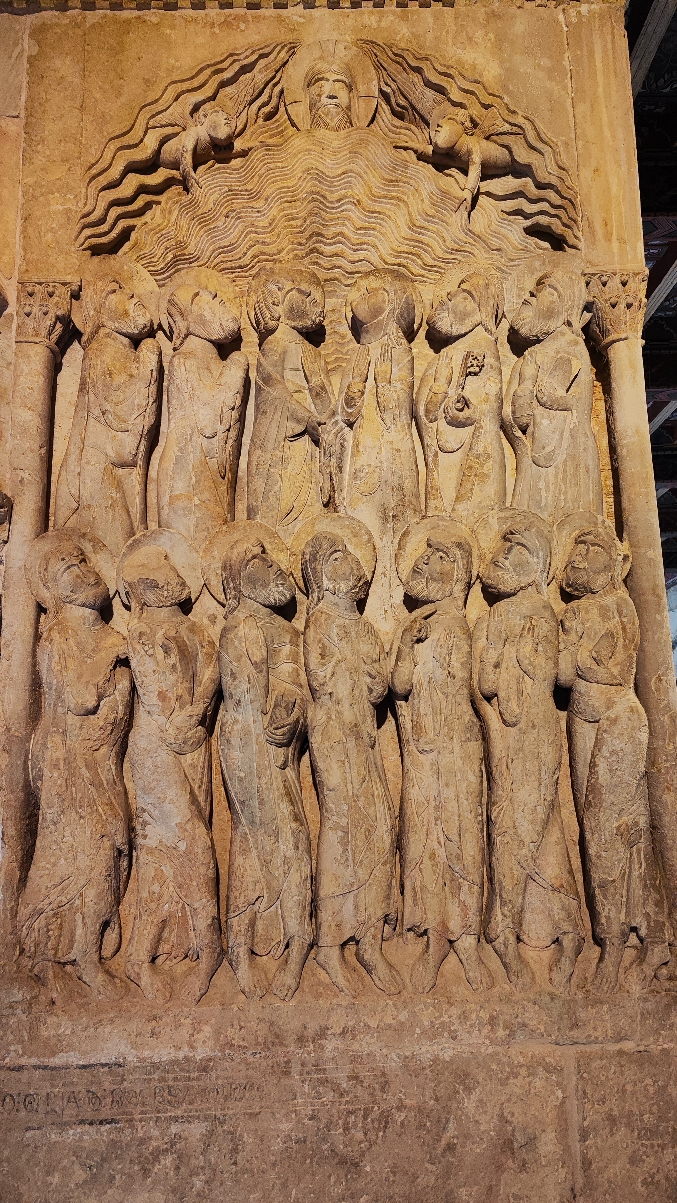 Columnas con capiteles esculpidos que narran escenas bíblicas, en el Monaterio de Santo Domingo de Silos