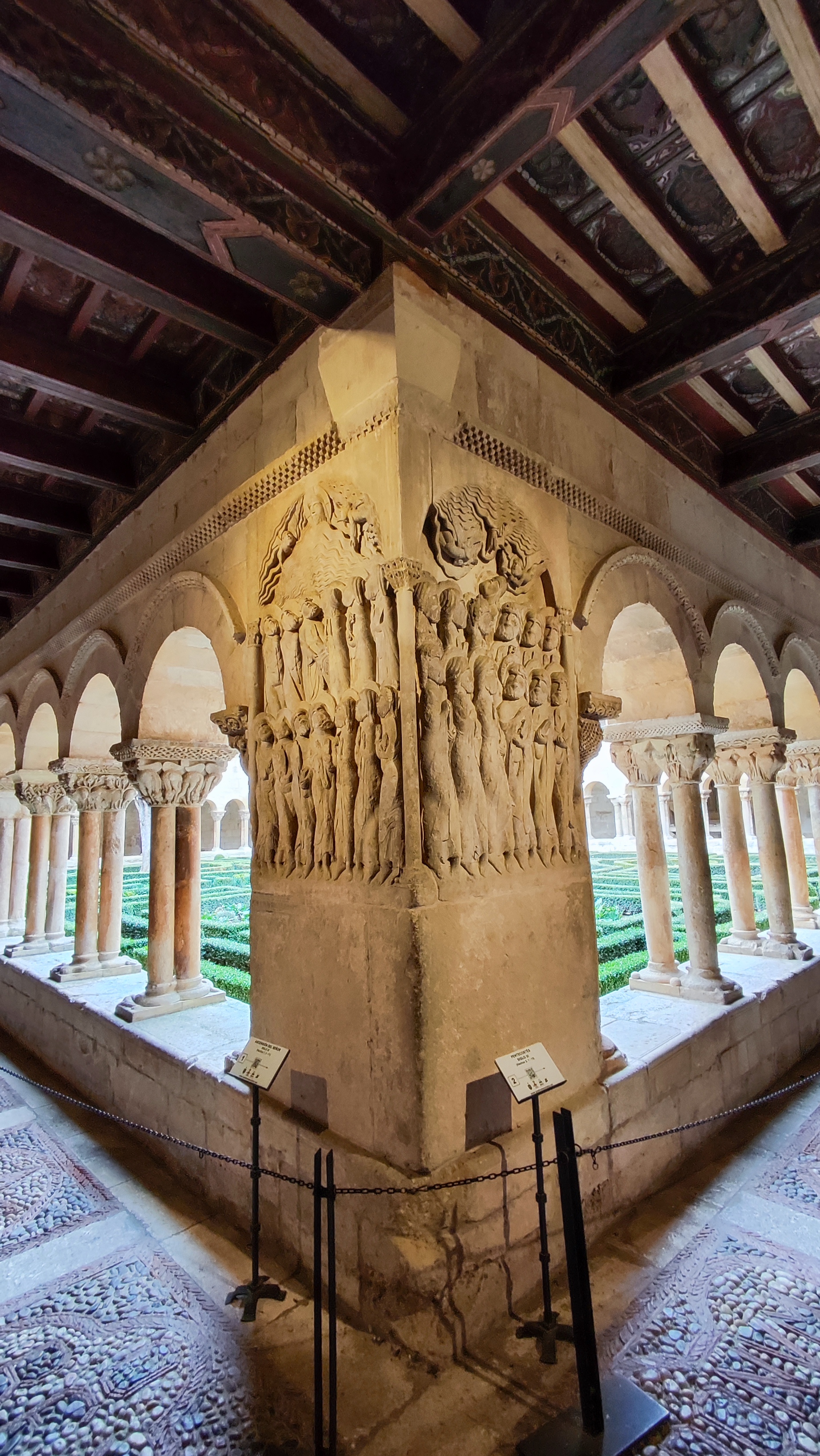 Columnas con capiteles esculpidos que narran escenas bíblicas, en el Monaterio de Santo Domingo de Silos