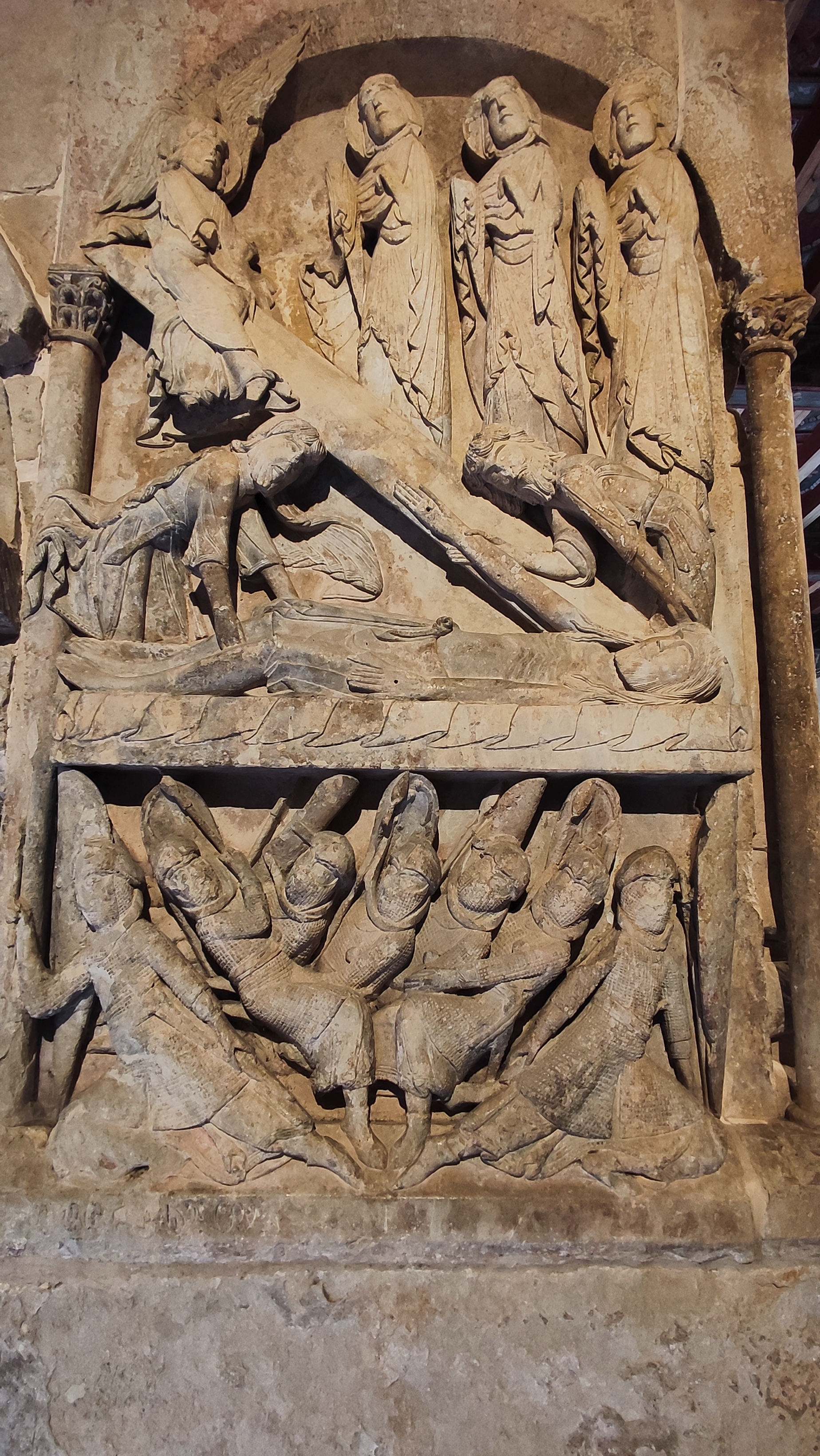 Columnas con capiteles esculpidos que narran escenas bíblicas, en el Monaterio de Santo Domingo de Silos