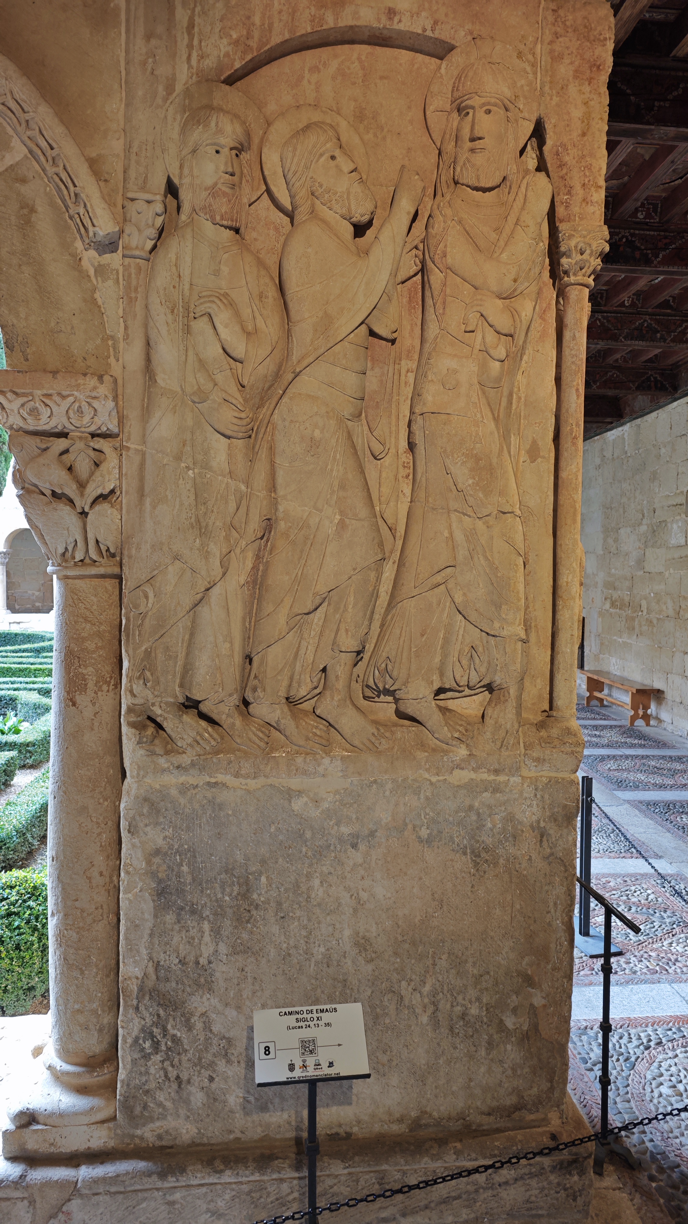 Columnas con capiteles esculpidos que narran escenas bíblicas, en el Monaterio de Santo Domingo de Silos