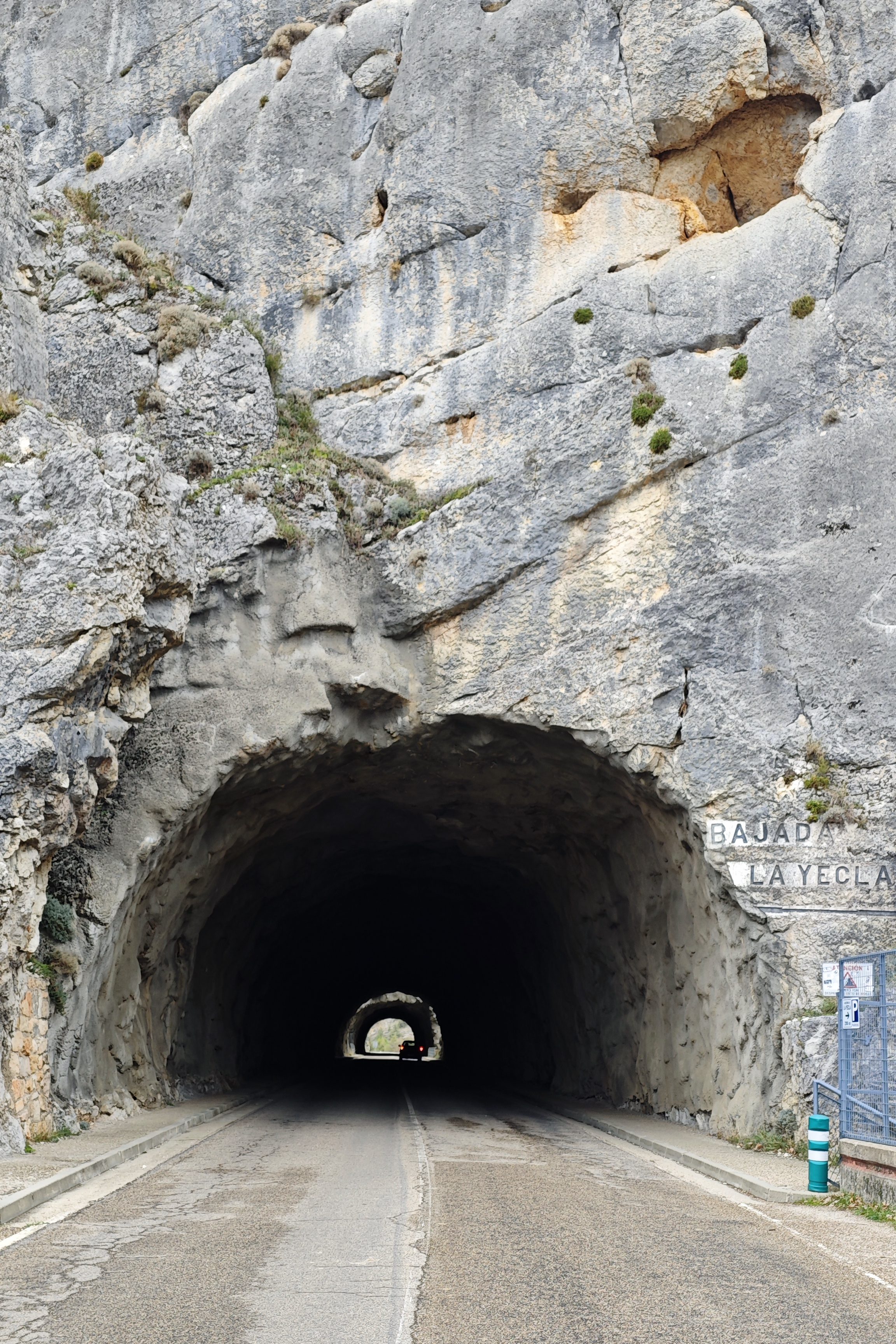 Túnel y acceso desde la carretera al Desfiladero de la Yecla