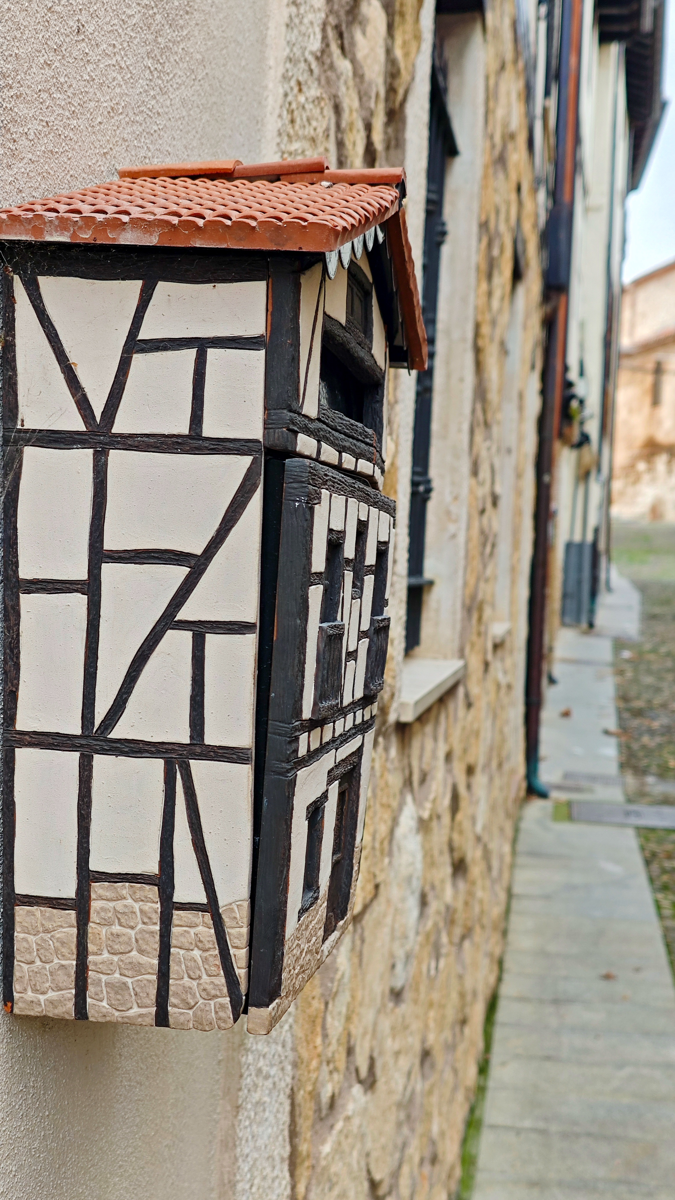 Buzón en forma de casa tradicional en Covarrubias