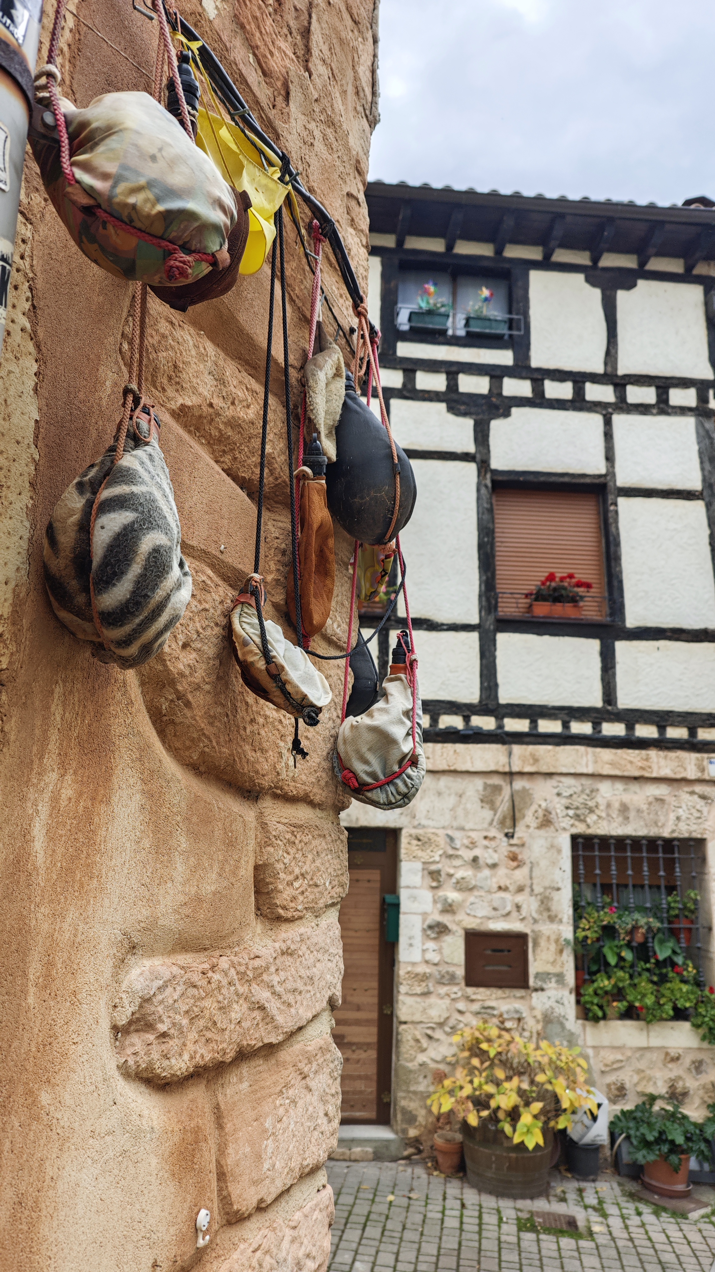 Artesanía en cuero, botas de vino, Covarrubias