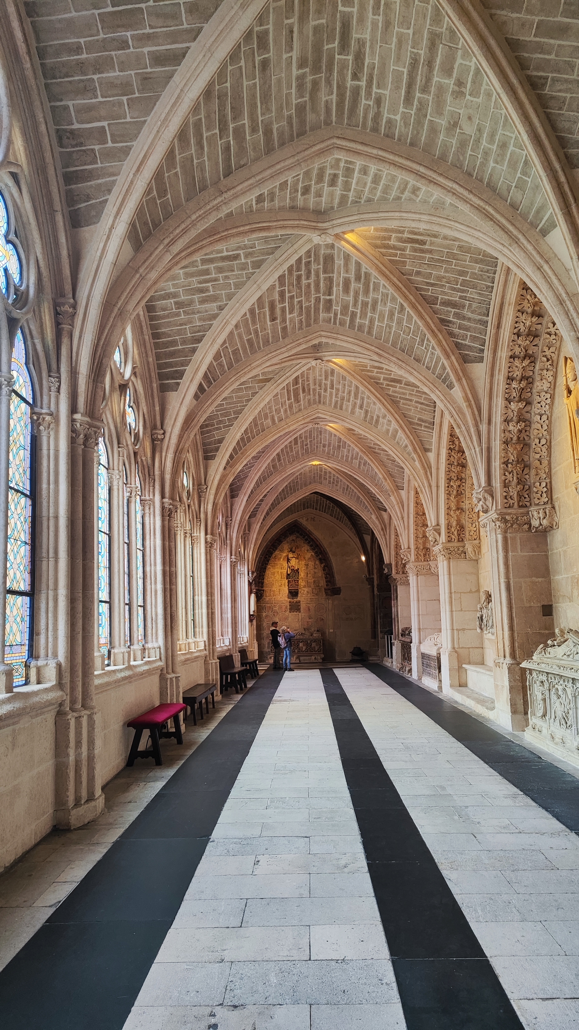 Pasillos con vidrieras en el interior de la Catedral de Burgos