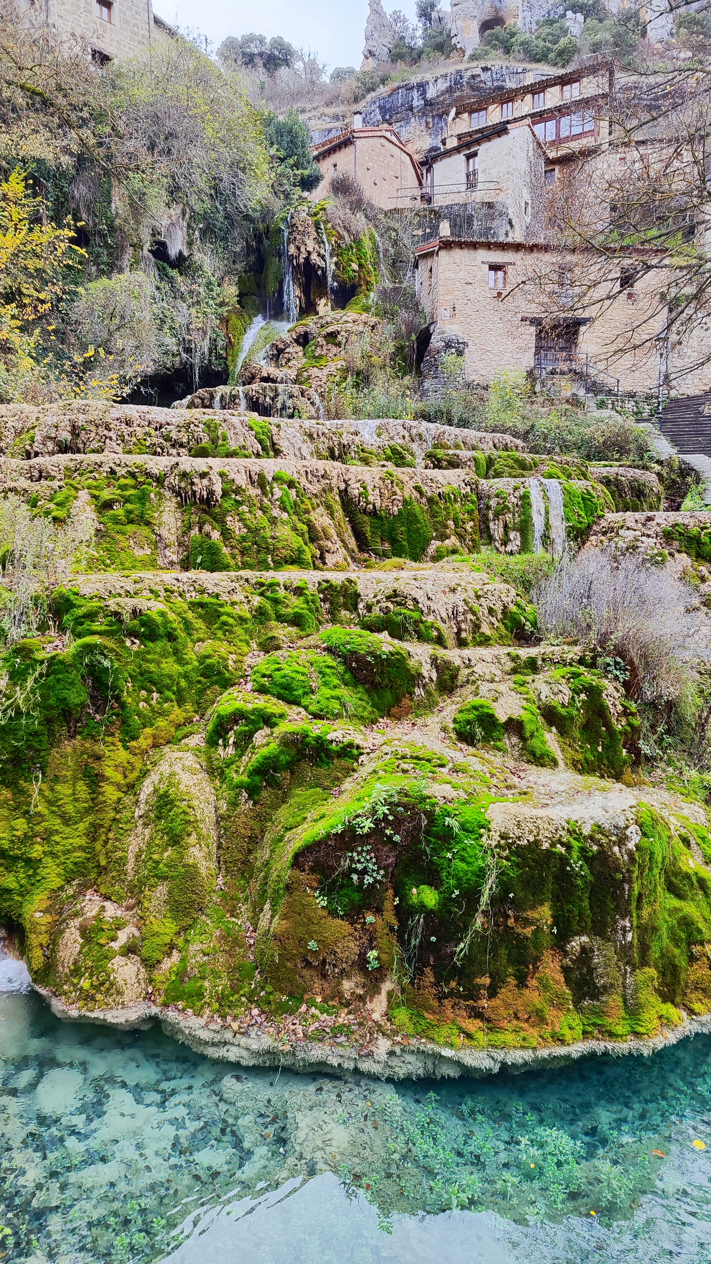 Cascada principal y puente en Orbaneja del Castillo, Burgos