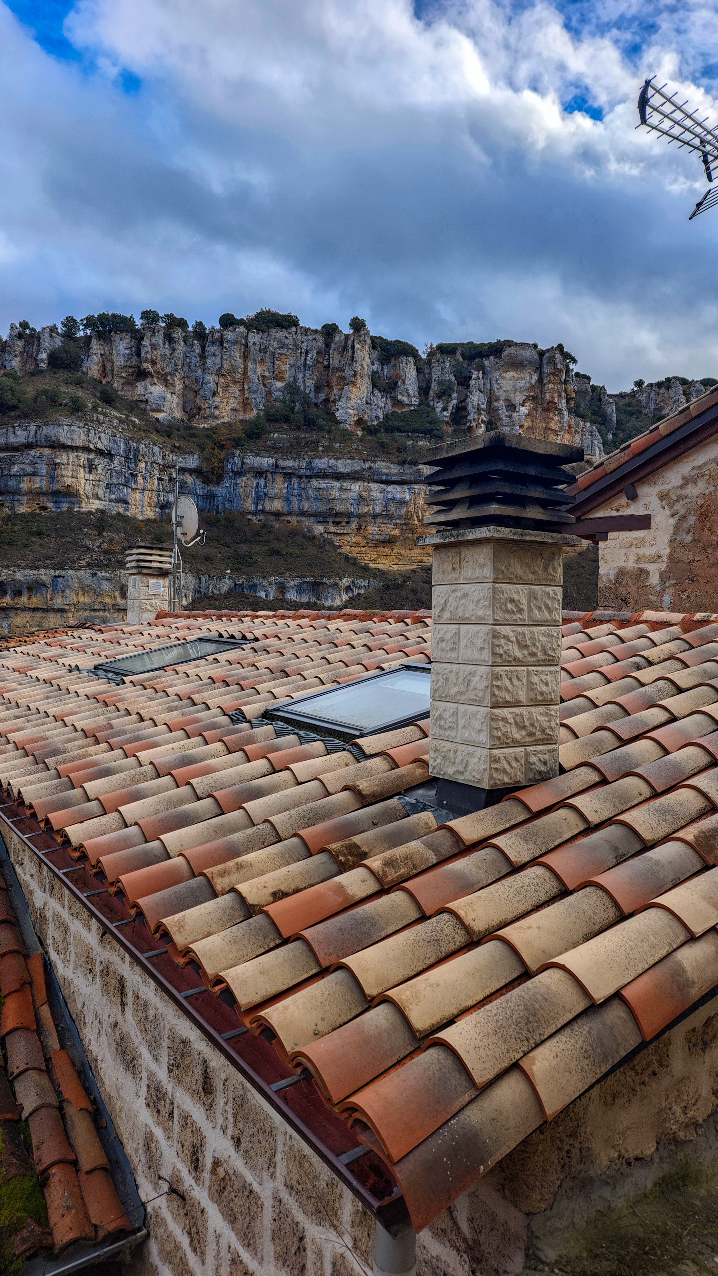 Tejados de casas de piedra en Orbaneja del Castillo, Burgos