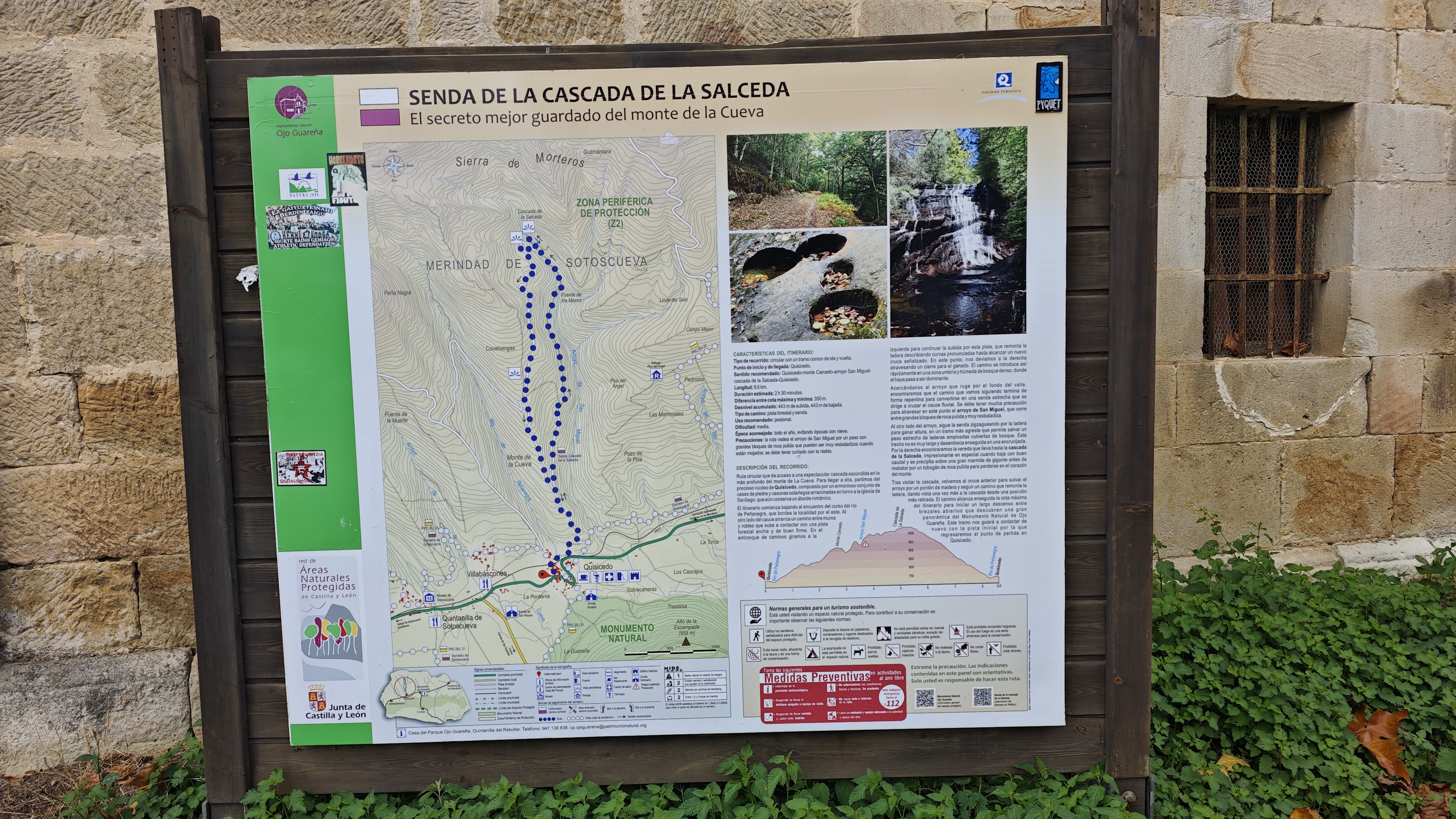 Cartel informativo al inicio de la ruta a la cascada de la Salceda