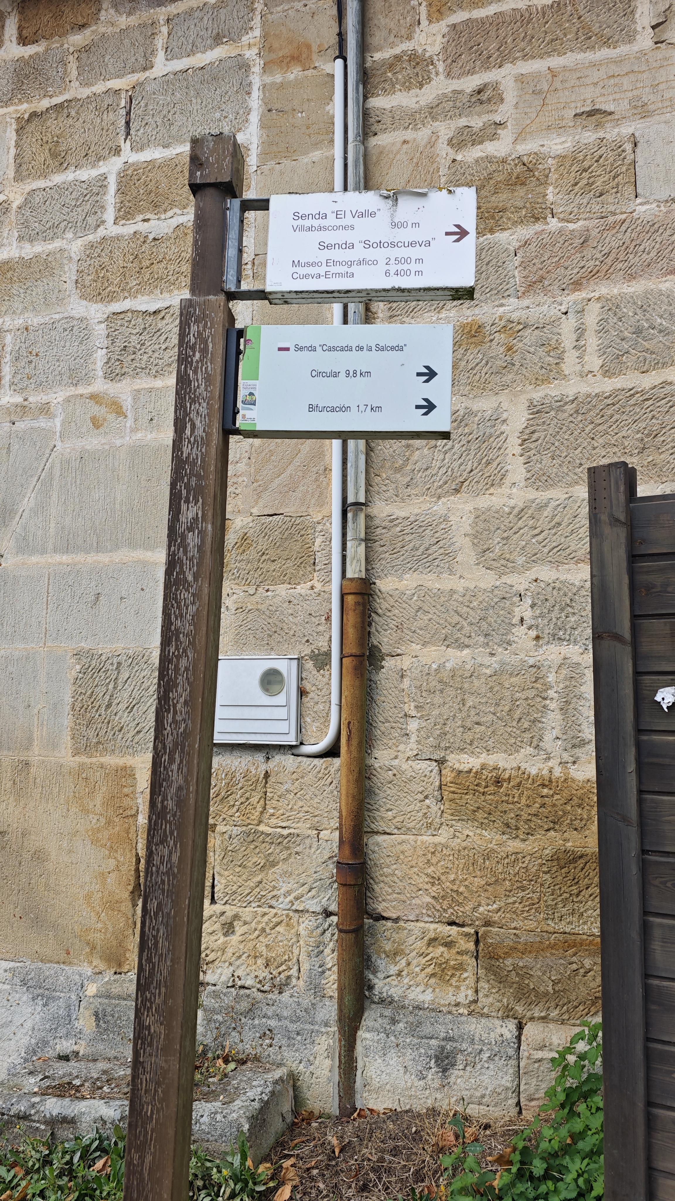 Señalización en el inicio de la ruta a la cascada de la Salceda, Quisicedo, Burgos