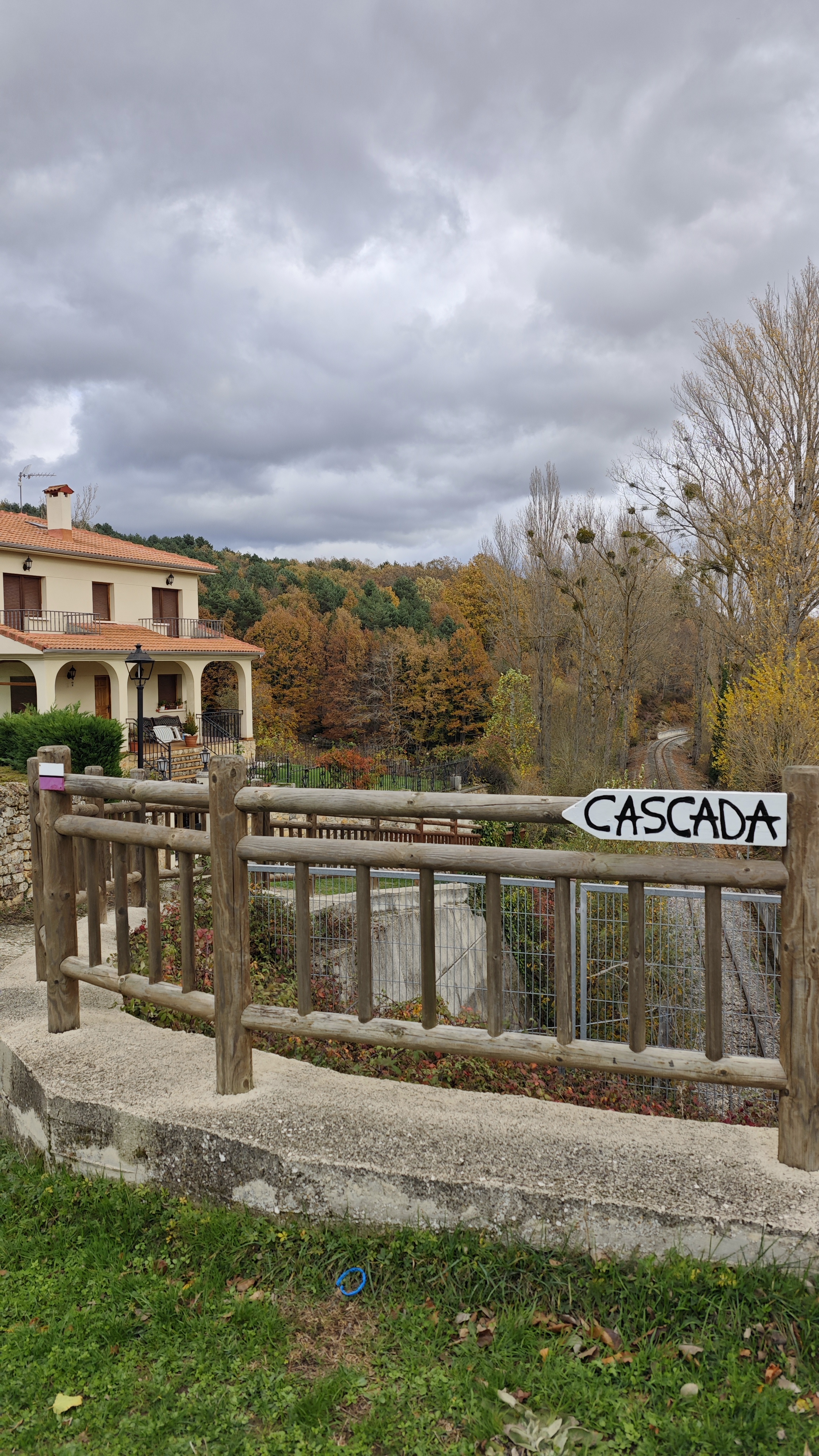 Señalización en el inicio de la ruta a la cascada de la Salceda, Quisicedo, Burgos