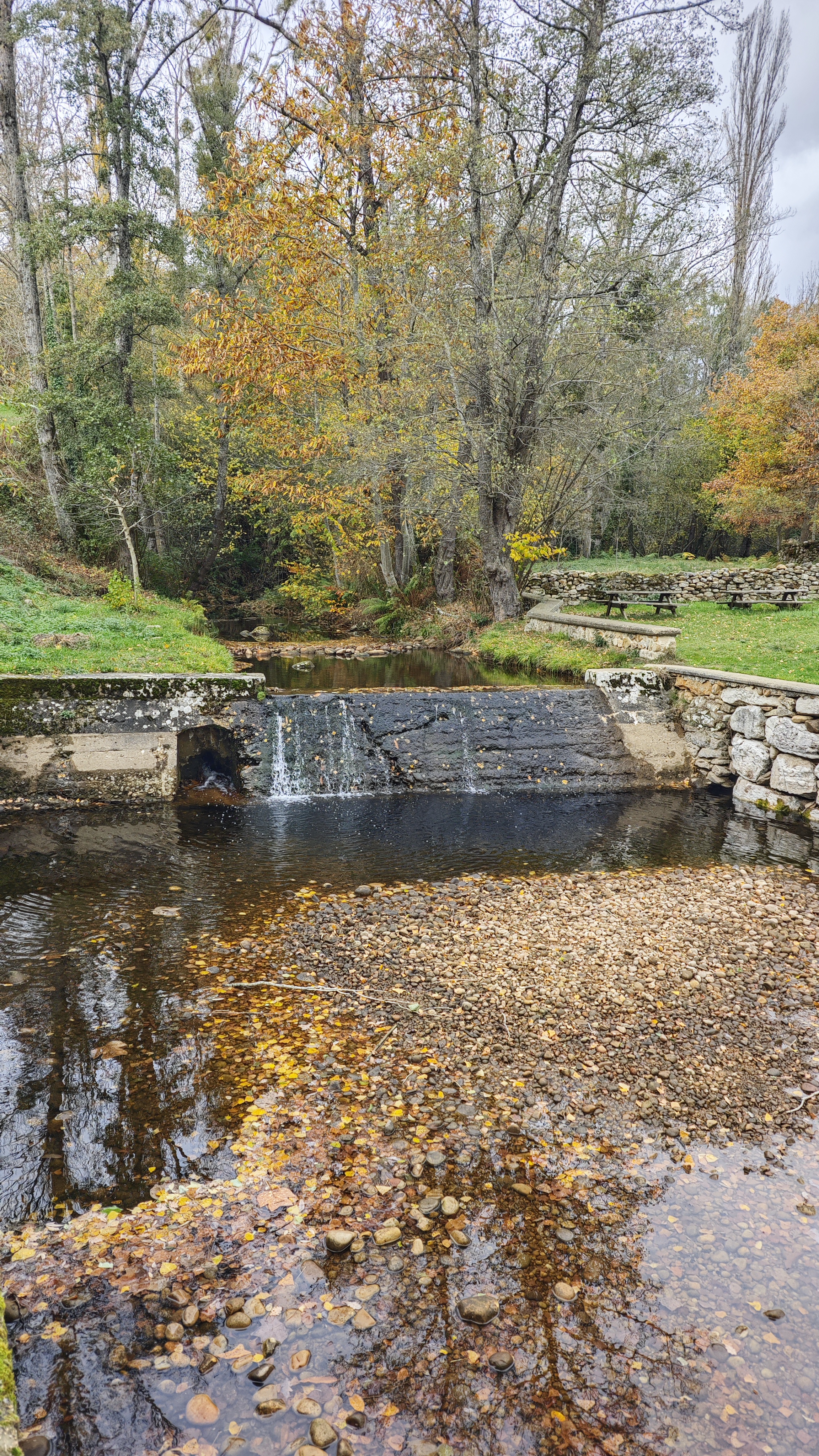 Riachuelo tras pasar el pueblo y donde se inicia la ruta a la cascada de la Salceda, Quisicedo, Burgos