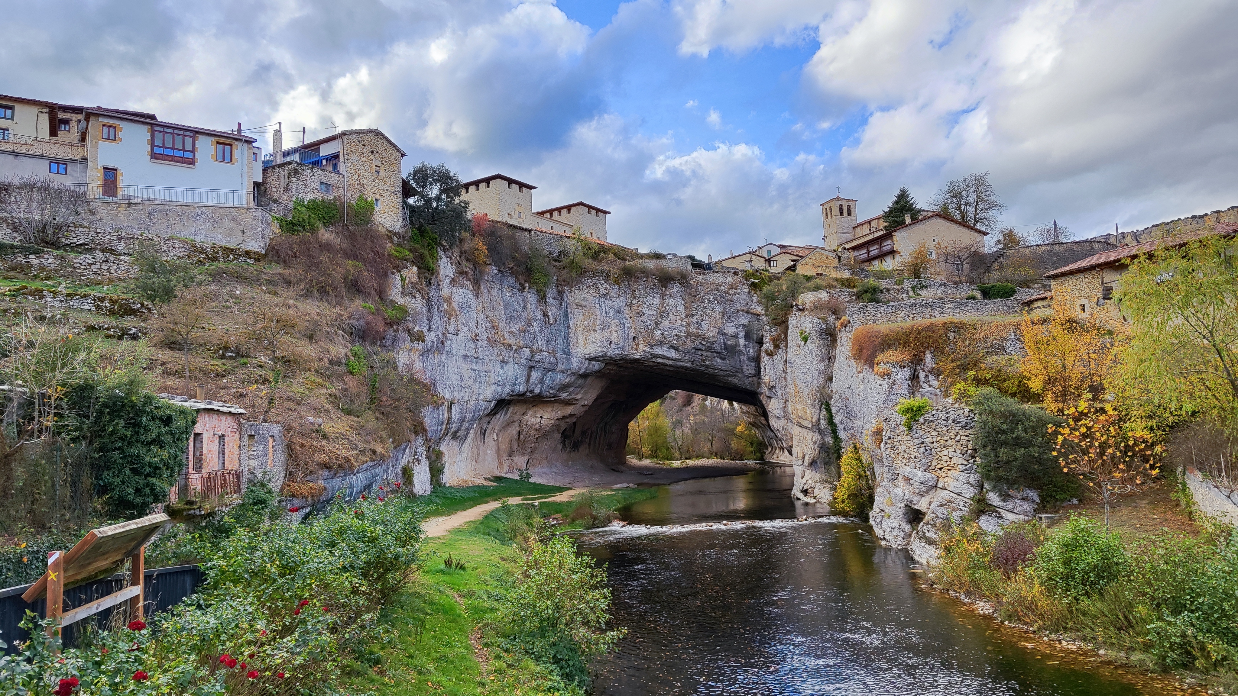 Puente natural de piedra y río Nela, en Puentedey, Burgos.