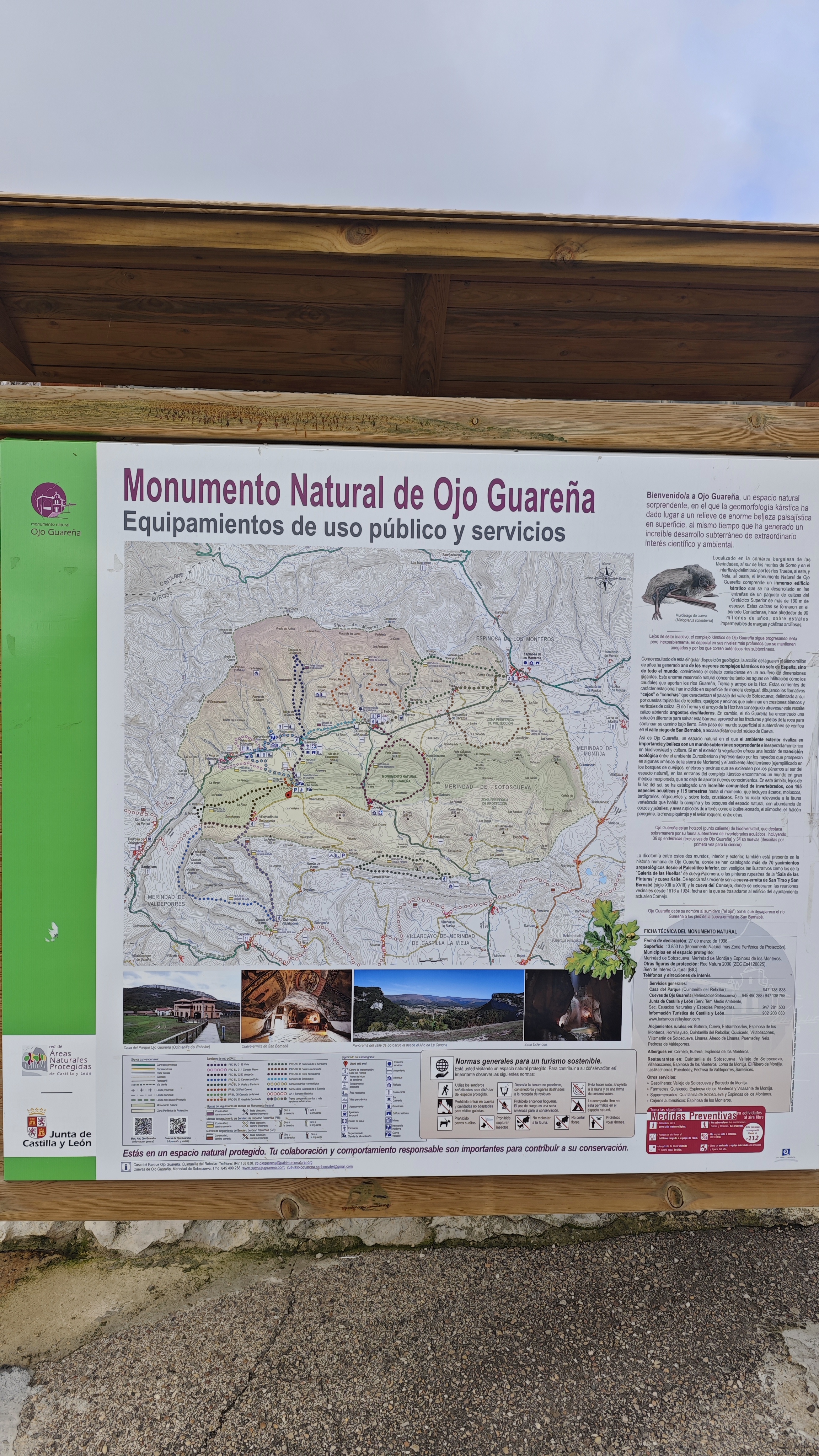 Cartel informativo sobre el Monumento Natural de Ojo Guareña, junto al parking que da acceso al la Cueva-Ermita de San Bernabé
