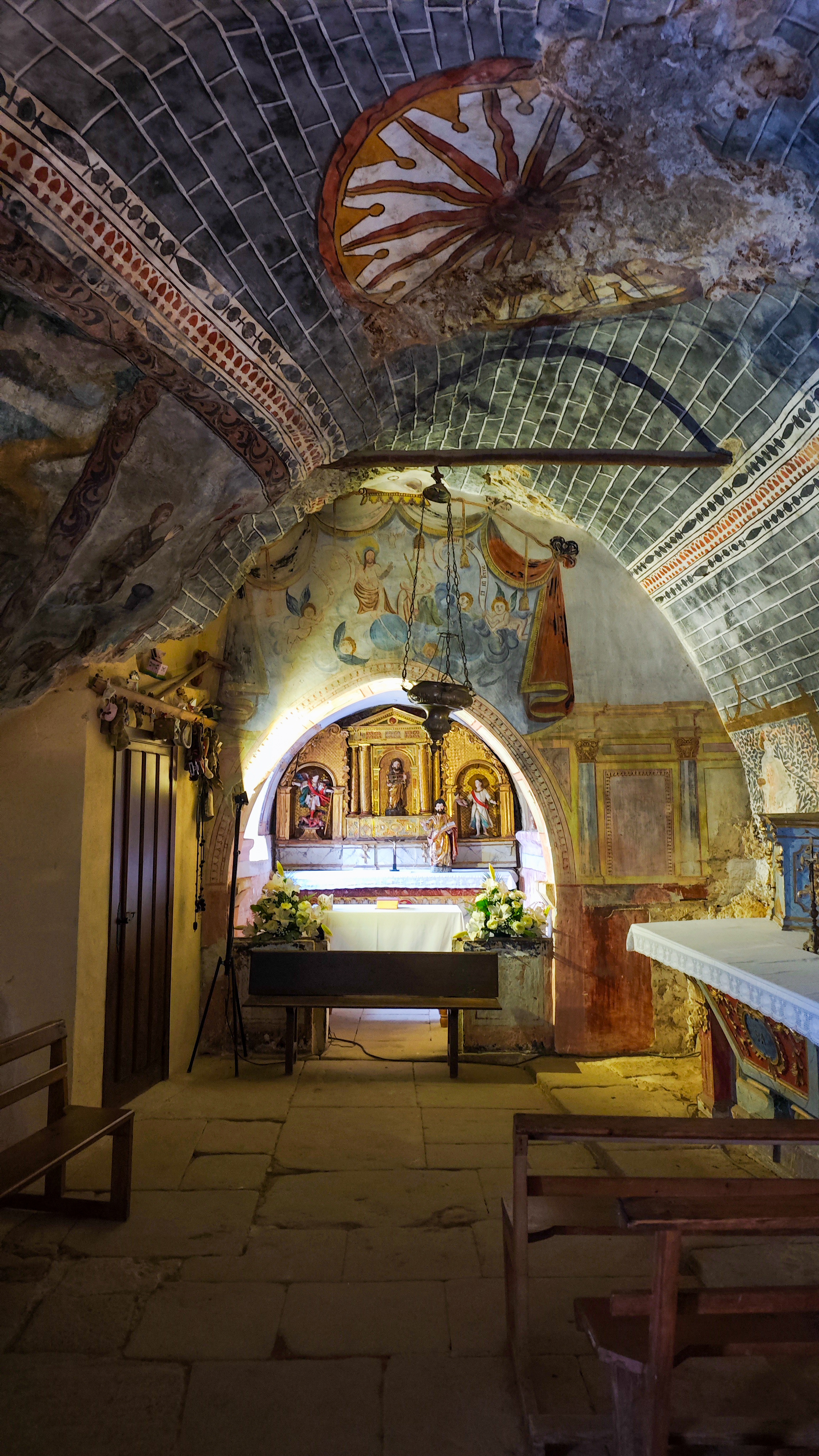 Interior de la Ermita de San Bernabé, Monumento Natural Ojo Guareña, Sotoscueva, Burgos