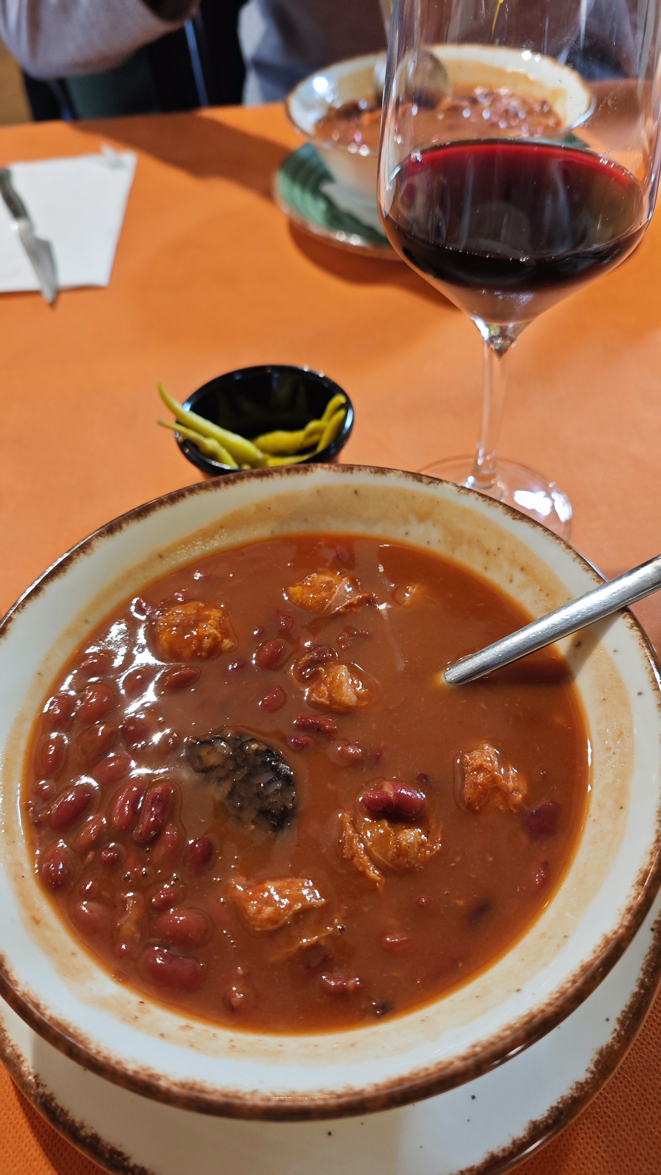 Potaje de akubias rojas con piparras