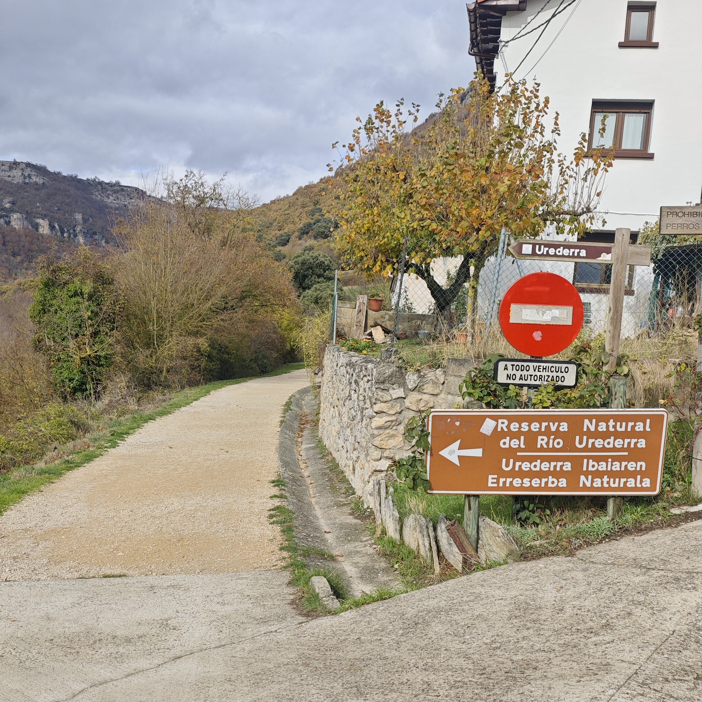 Entrada a la ruta del Nacedero del Urederra, Baquedano, Navarra