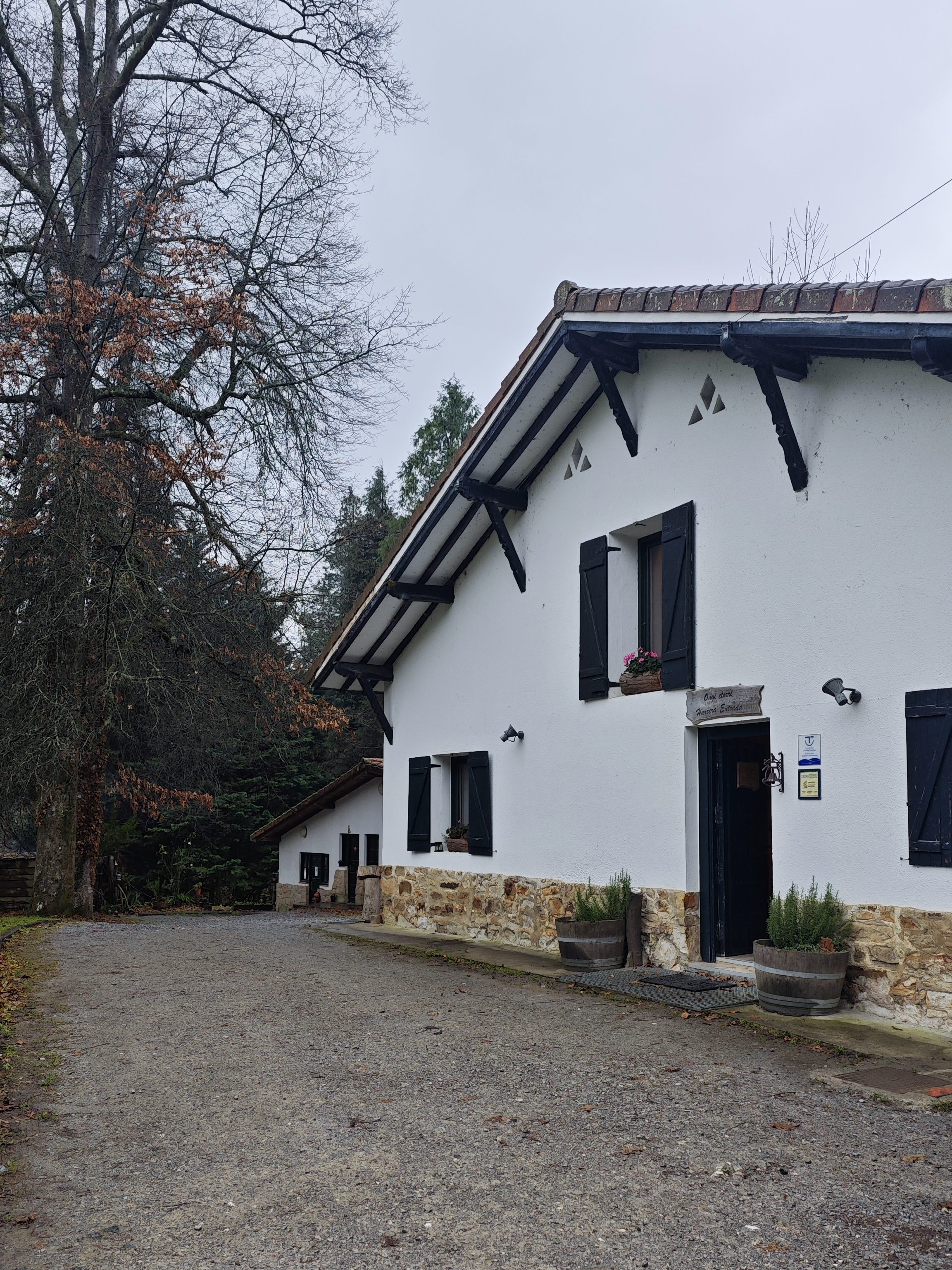 Caserío central y baños, Cabaña en los árboles, País Vasco
