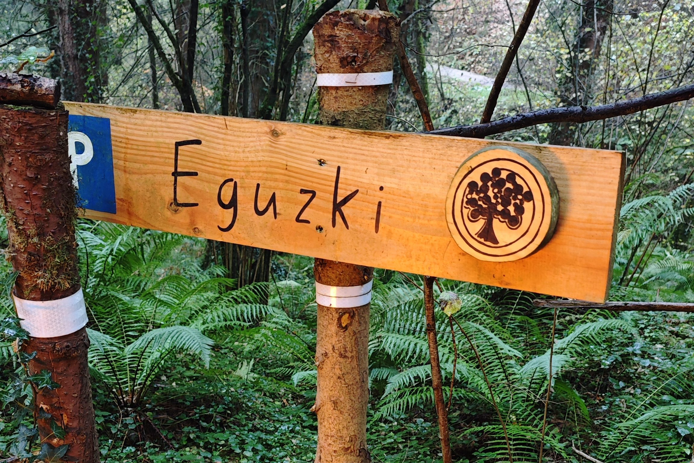 Señal de Parking de la cabaña Eguzki, en la cabaña en los árboles, País Vasco