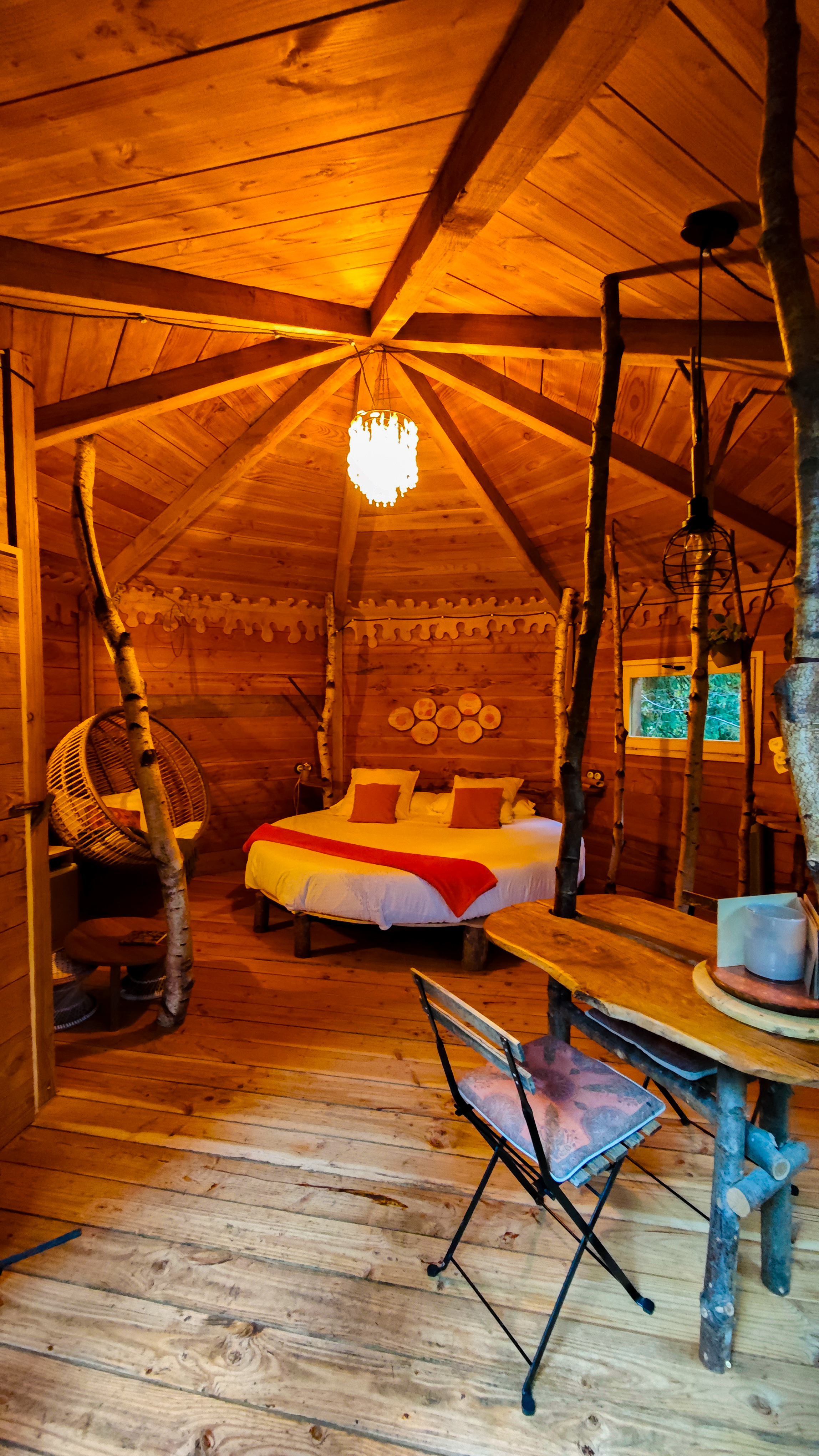 Interior de Cabaña Eguzki, en la cabaña en los árboles, País Vasco