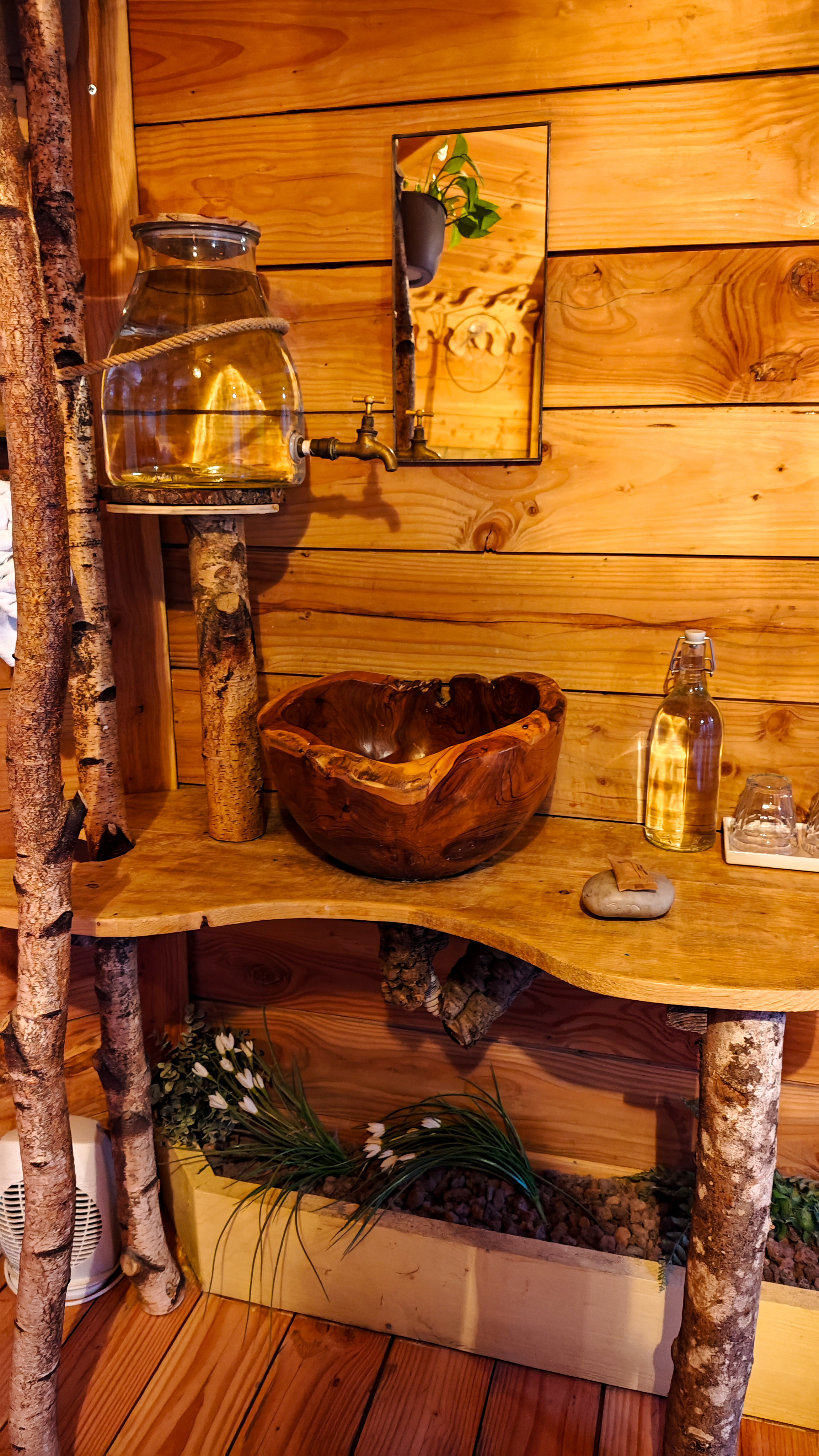 Interior de la Cabaña Eguzki, en la cabaña en los árboles, País Vasco