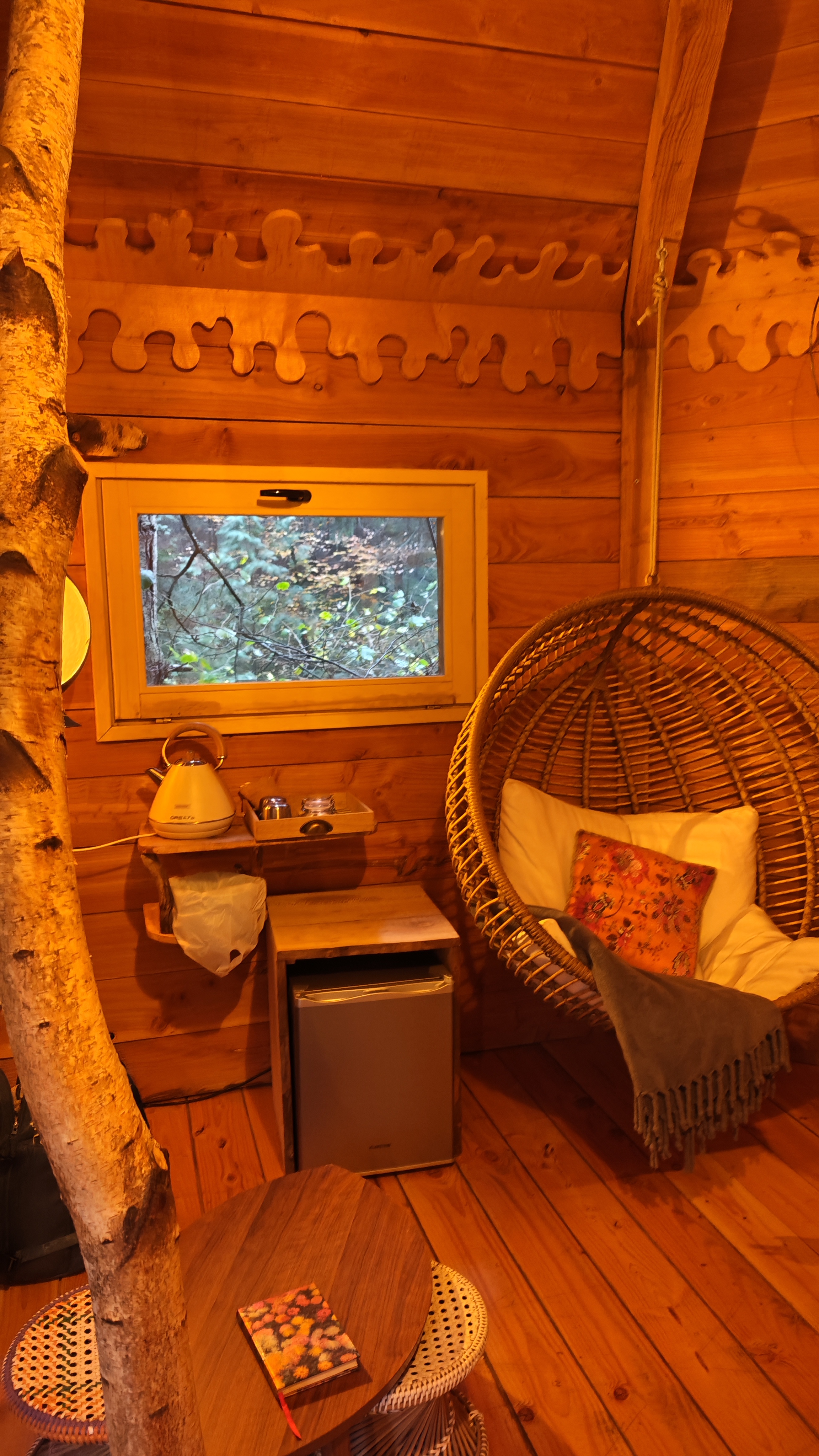 Interior de la Cabaña Eguzki, en la cabaña en los árboles, País Vasco