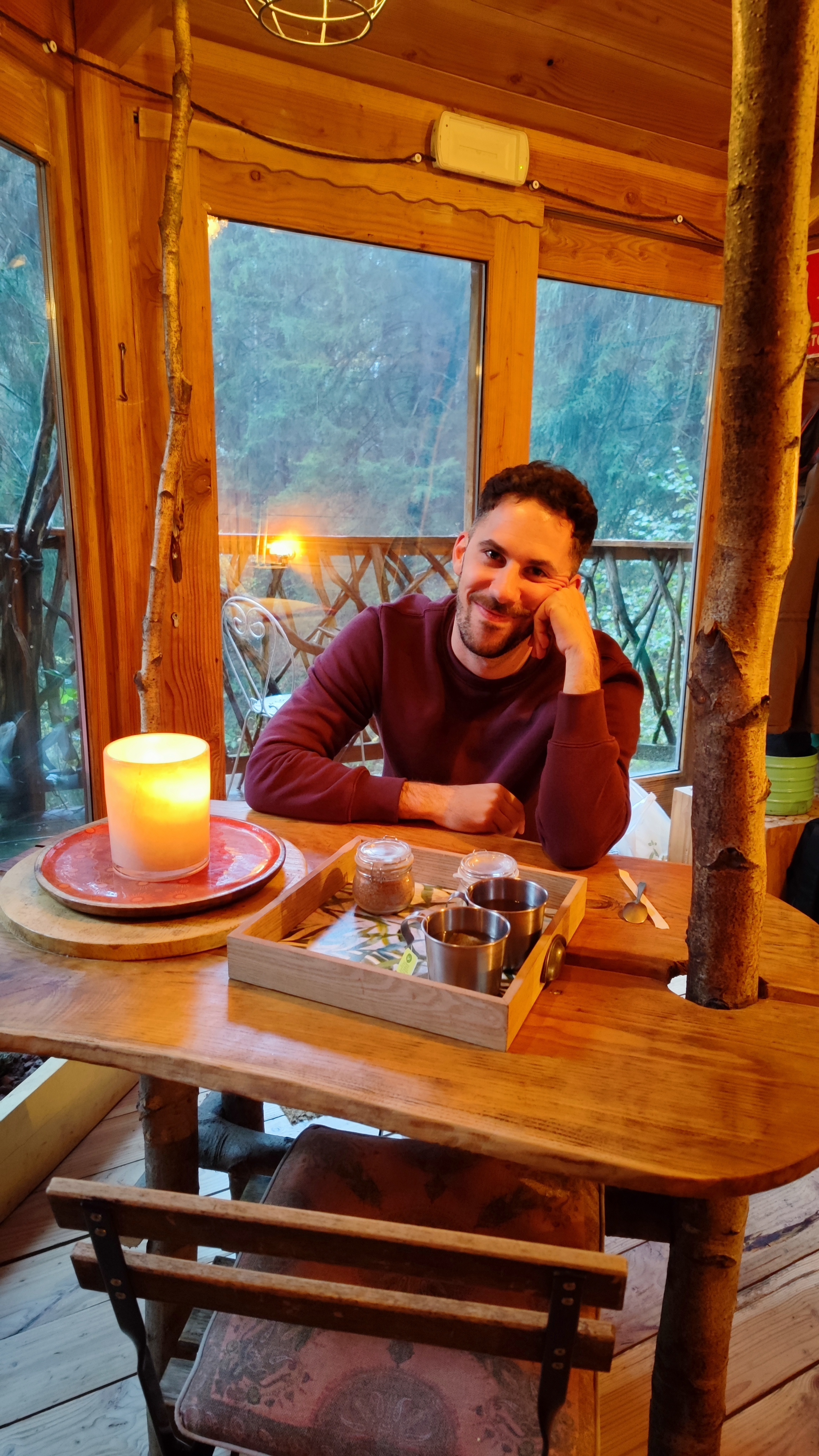 Interior de la Cabaña Eguzki, en la cabaña en los árboles, País Vasco