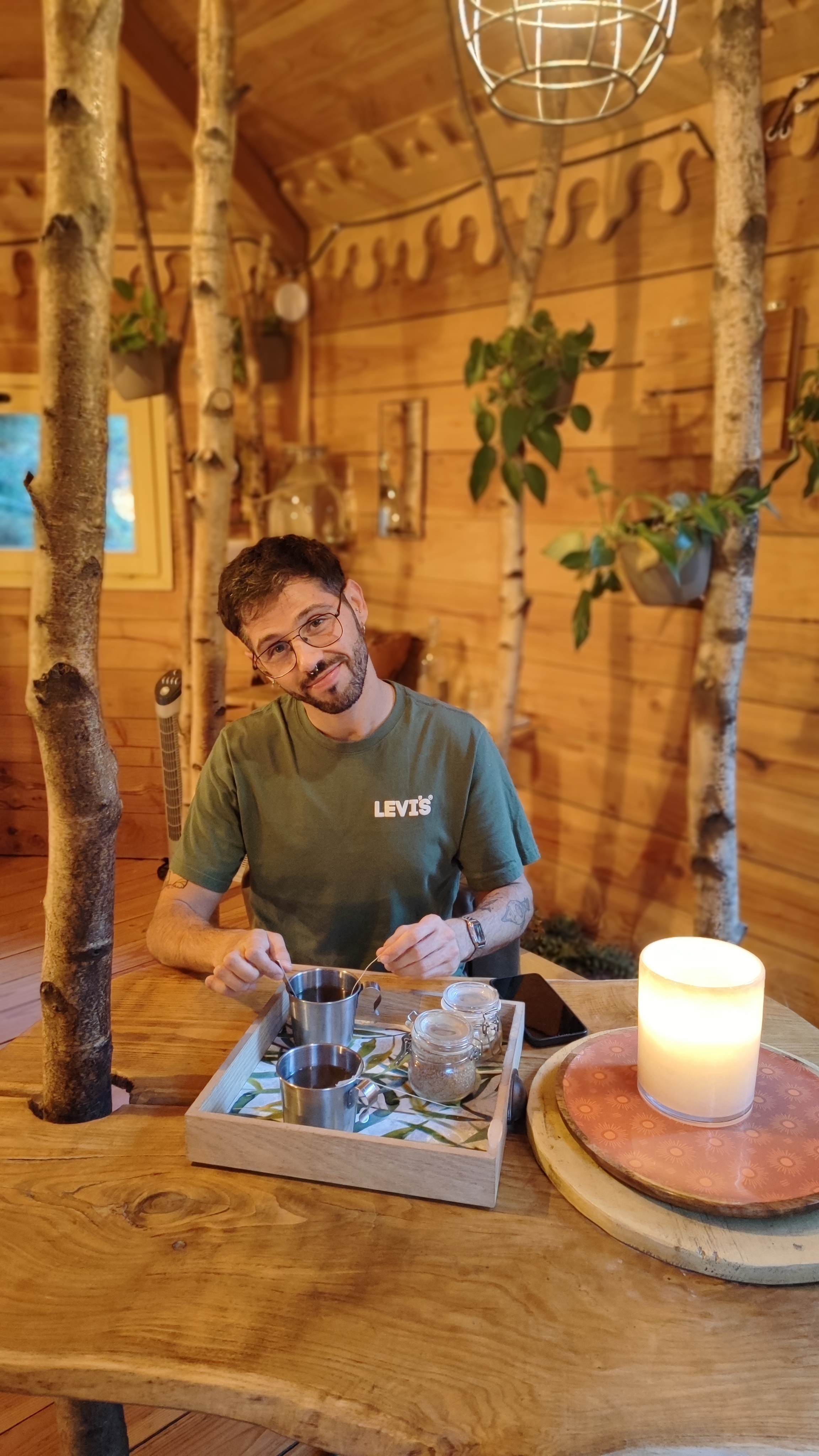 Interior de la Cabaña Eguzki, en la cabaña en los árboles, País Vasco