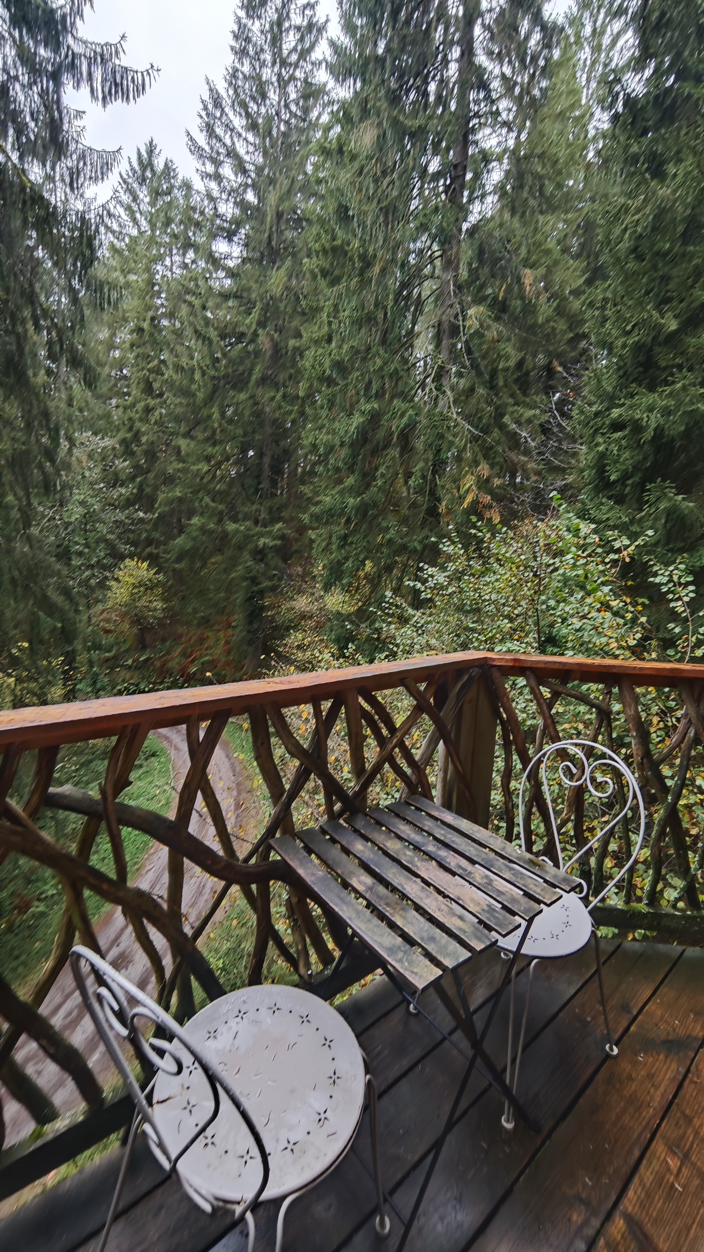 Terraza de la Cabaña Eguzki, en la cabaña en los árboles, País Vasco