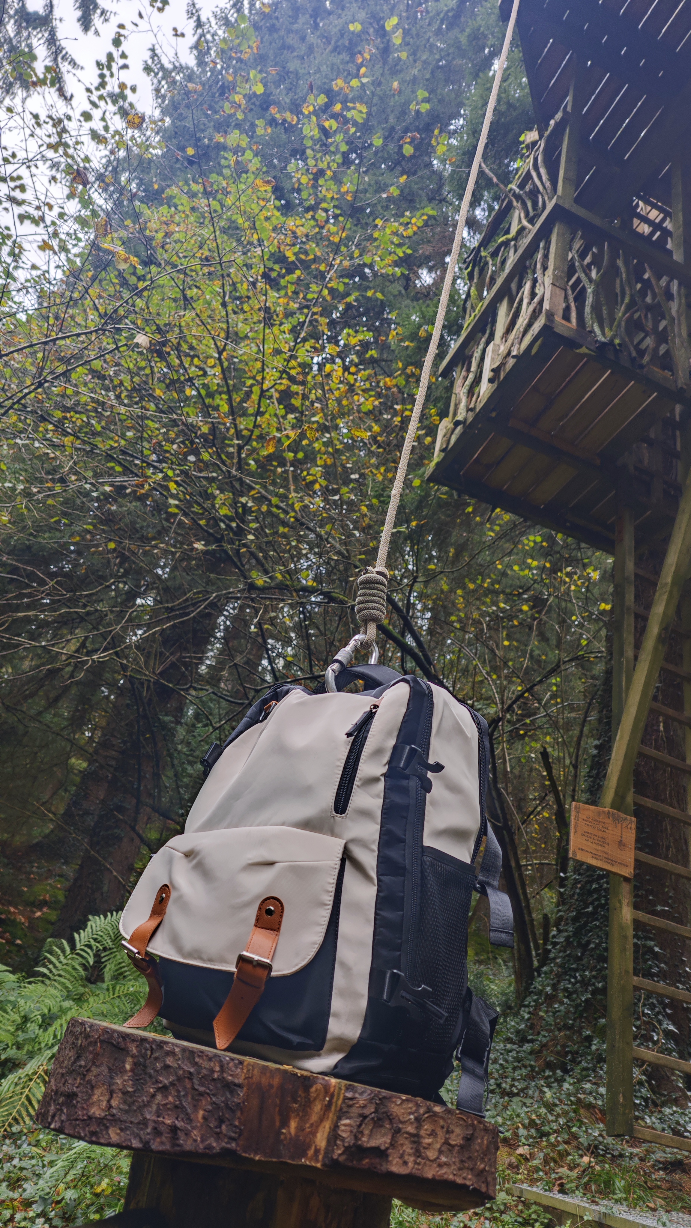 Sistema de poleas para subir y bajar el equipaje en la Cabaña Eguzki, en la cabaña en los árboles, País Vasco
