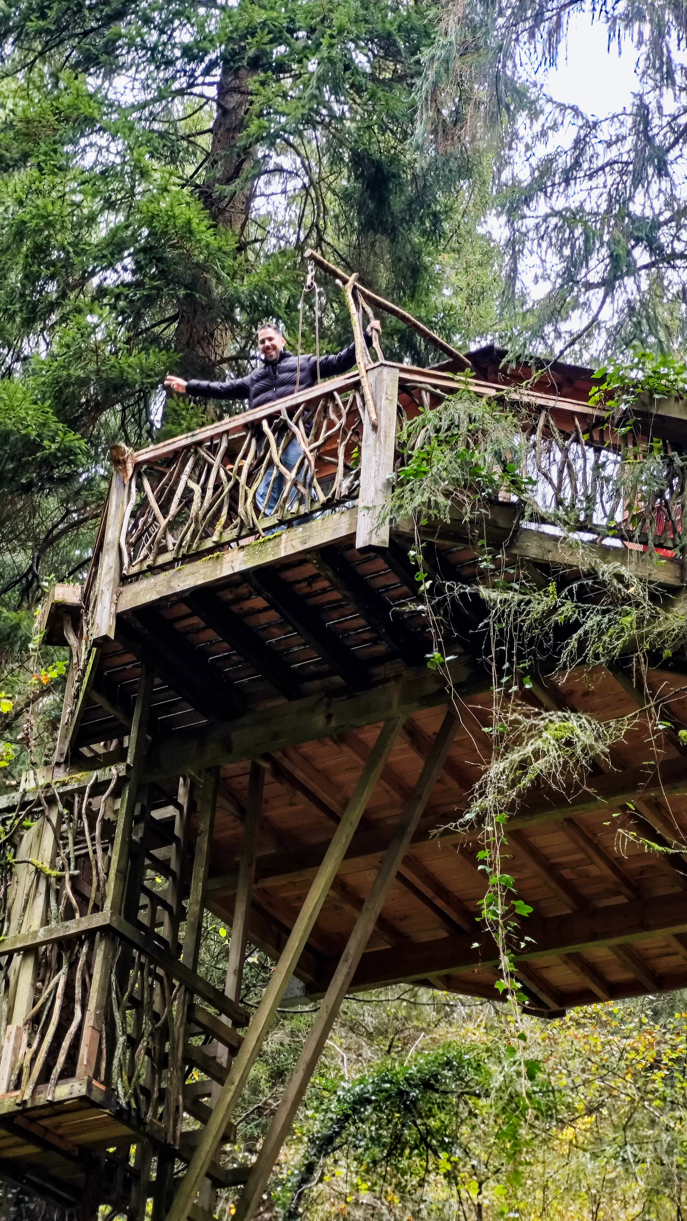 Bajando equipaje Cabaña Eguzki, Cabaña en los árboles, País Vasco