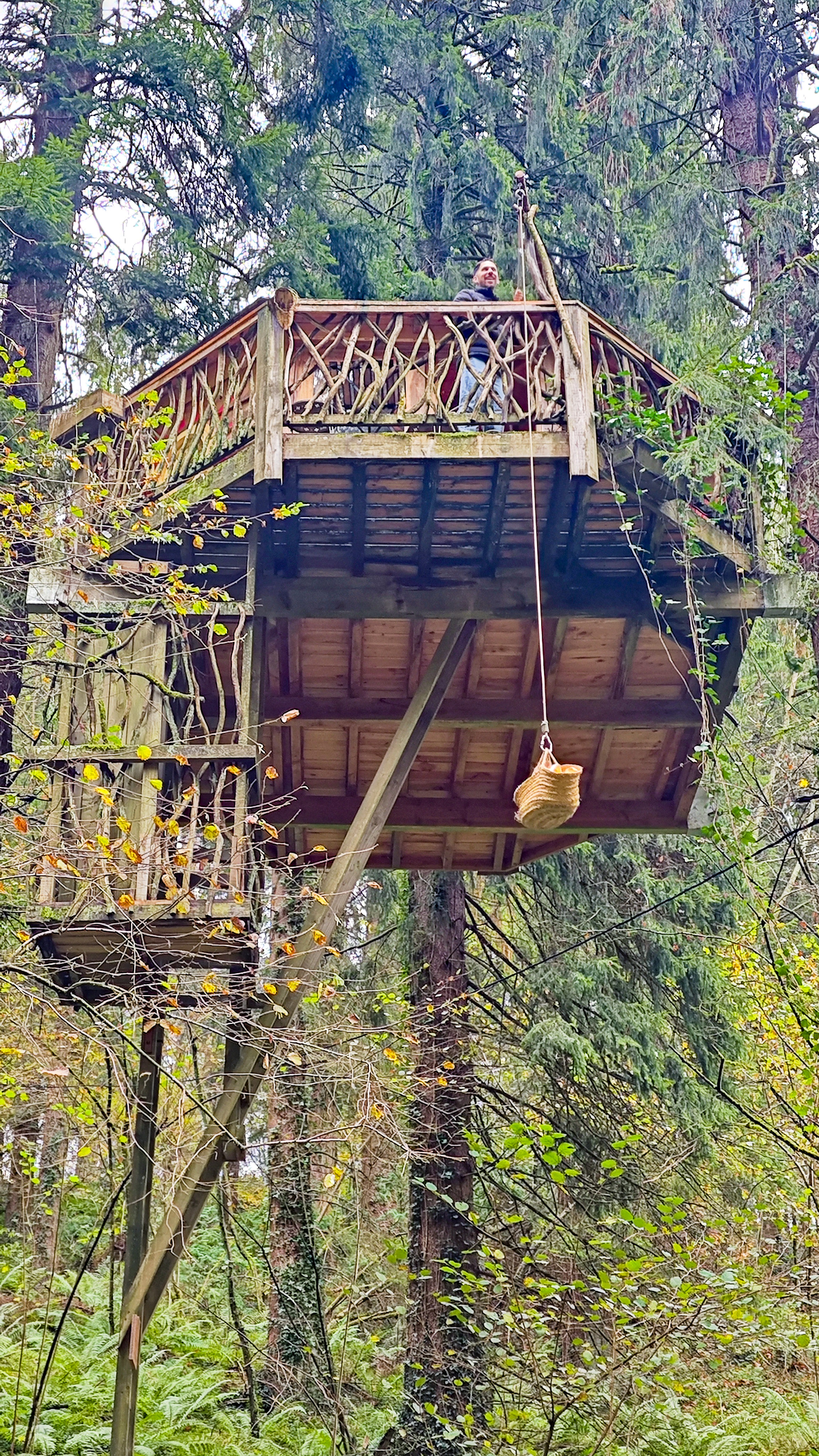 Bajando equipaje Cabaña Eguzki, Cabaña en los árboles, País Vasco