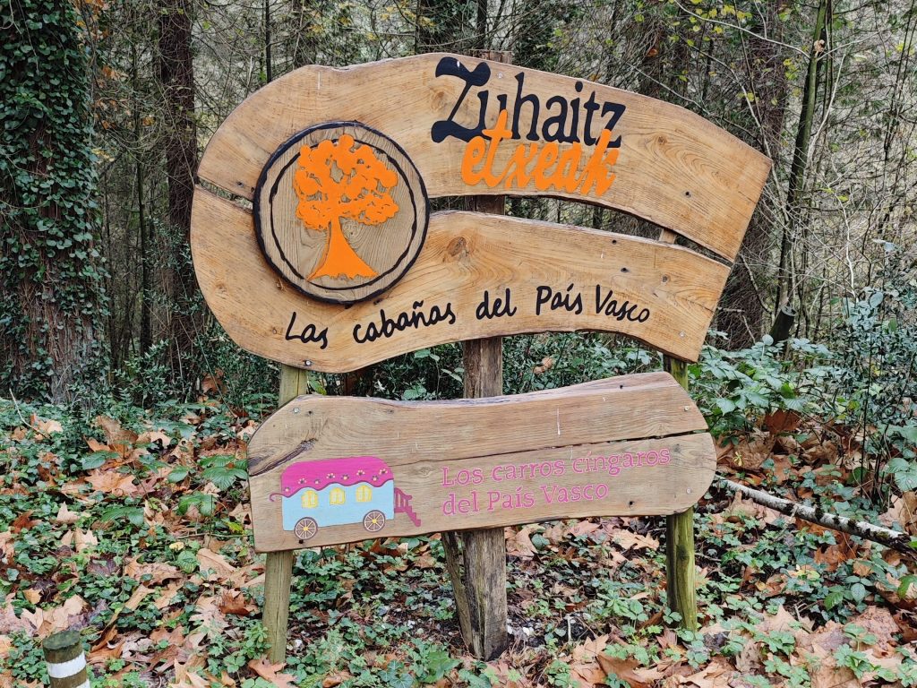 Señal de acceso al caserio, Cabaña en los árboles, País Vasco.